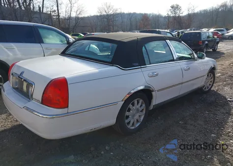 2010 Lincoln Town Car Signature Limited z USA, uszkodzony, nr VIN 2LNBL8CV7AX615844